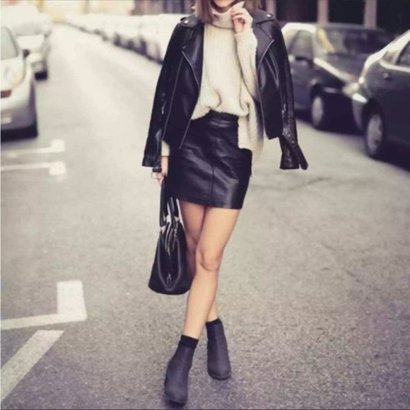 H&M Faux Leather Shiny Mini Skirt with Zip Back Black Size 6 Women Junior - Picture 1 of 7